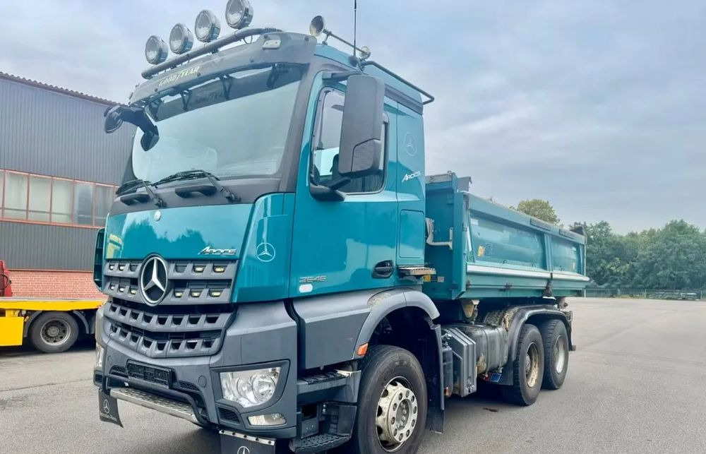 Mercedes-Benz Arocs 2646 6x4 – Wywrotka trójstronna Meiller / Bordmatik / Euro6 - Camião basculante: foto 1 Mercedes-Benz Arocs 2646 6x4 – Wywrotka trójstronna Meiller / Bordmatik / Euro6 - Camião basculante: foto 1