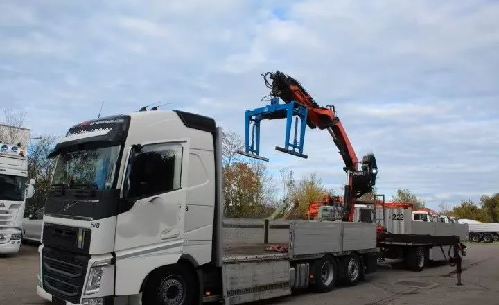 Volvo FH500 6x2 | Platforma z HDS Fassi F215A7 - Sterowanie radiowe | Euro 6 | Automatyczna skrzynia | 390 000 km - Camião de caixa aberta/ Plataforma, Camião grua: foto 5 Volvo FH500 6x2 | Platforma z HDS Fassi F215A7 - Sterowanie radiowe | Euro 6 | Automatyczna skrzynia | 390 000 km - Camião de caixa aberta/ Plataforma, Camião grua: foto 5