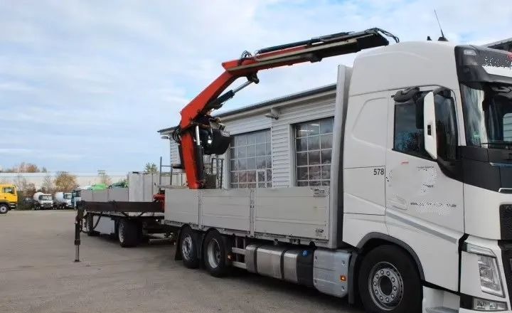 Volvo FH500 6x2 | Platforma z HDS Fassi F215A7 - Sterowanie radiowe | Euro 6 | Automatyczna skrzynia | 390 000 km - Camião de caixa aberta/ Plataforma, Camião grua: foto 2 Volvo FH500 6x2 | Platforma z HDS Fassi F215A7 - Sterowanie radiowe | Euro 6 | Automatyczna skrzynia | 390 000 km - Camião de caixa aberta/ Plataforma, Camião grua: foto 2