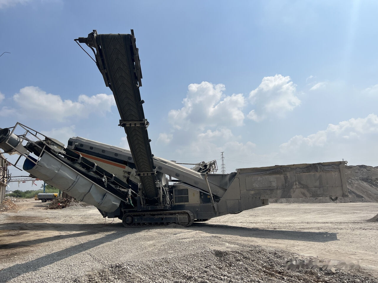 Metso LOKOTRACK ST4.8 SCALPER STONE VIBRATING SCREEN - Britadeira móvel: foto 2 Metso LOKOTRACK ST4.8 SCALPER STONE VIBRATING SCREEN - Britadeira móvel: foto 2