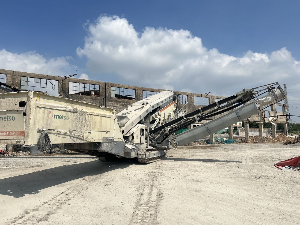 Metso LOKOTRACK ST4.8 SCALPER STONE VIBRATING SCREEN - Britadeira móvel: foto 1 Metso LOKOTRACK ST4.8 SCALPER STONE VIBRATING SCREEN - Britadeira móvel: foto 1