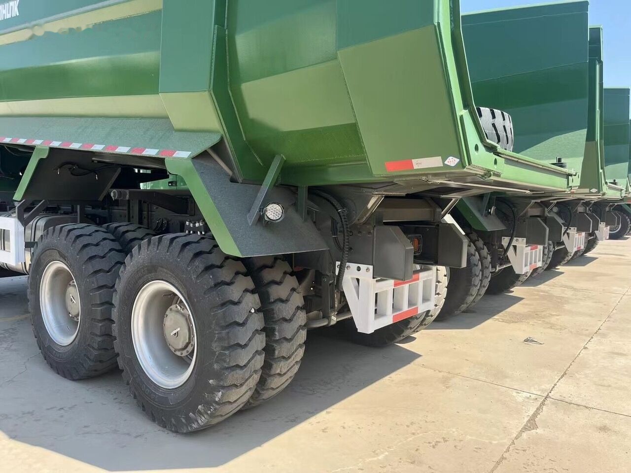 Sinotruk Howo ZZ5707S3840AJ - Caminhão fora de estrada: foto 1 Sinotruk Howo ZZ5707S3840AJ - Caminhão fora de estrada: foto 1
