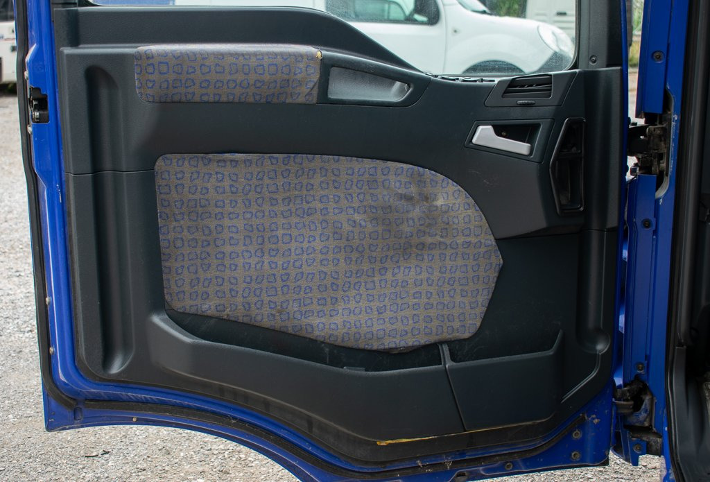 MAN TGA DOOR TRIM LEFT - DRIVER'S - Porta e peças por Camião: foto 1 MAN TGA DOOR TRIM LEFT - DRIVER'S - Porta e peças por Camião: foto 1