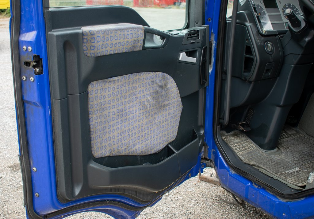MAN TGA DOOR TRIM LEFT - DRIVER'S - Porta e peças por Camião: foto 2 MAN TGA DOOR TRIM LEFT - DRIVER'S - Porta e peças por Camião: foto 2