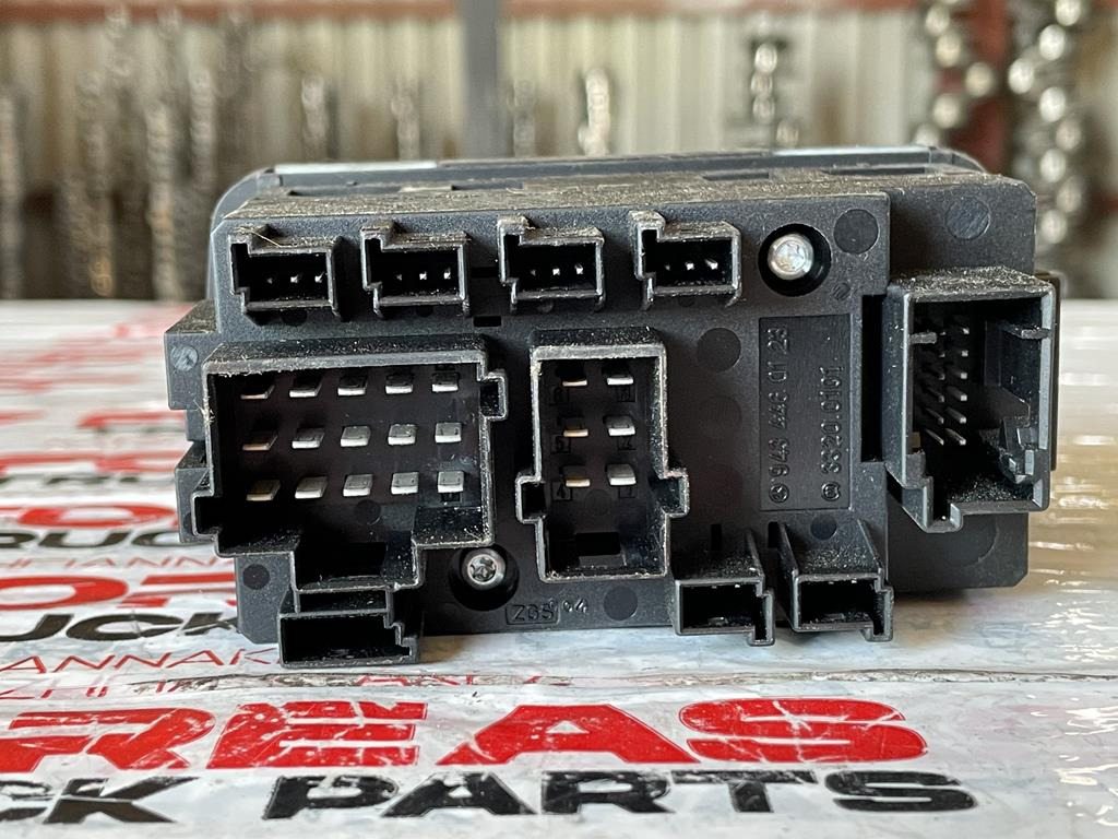 MERCEDES-BENZ EMERGENCY LIGHT SWITCH - 943 446 0123 - Sistema elétrico por Camião: foto 2 MERCEDES-BENZ EMERGENCY LIGHT SWITCH - 943 446 0123 - Sistema elétrico por Camião: foto 2