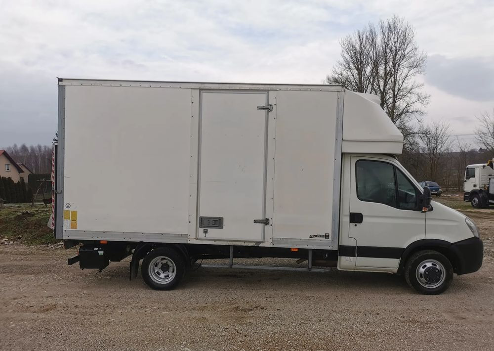 Iveco 3.0-150KM Daily 35C15 Kontener winda Dhollandia 750kg długi 35-150 Klimatyzacja długi rozstaw - Carrinha de contentor: foto 4 Iveco 3.0-150KM Daily 35C15 Kontener winda Dhollandia 750kg długi 35-150 Klimatyzacja długi rozstaw - Carrinha de contentor: foto 4