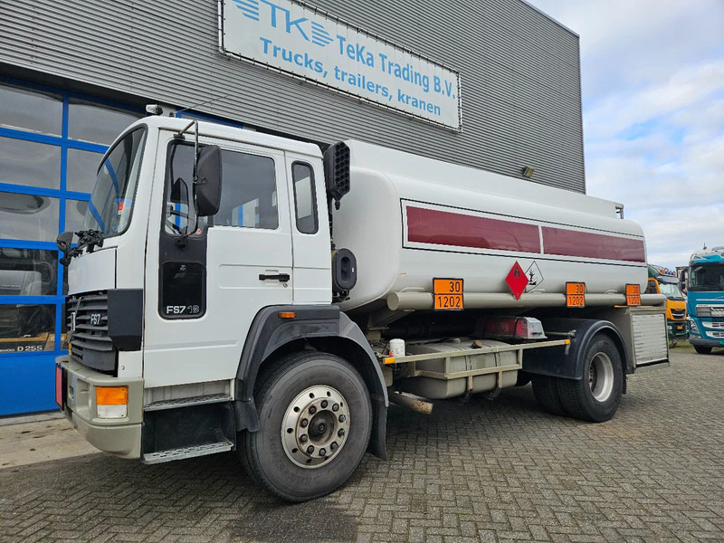 Volvo F S7 18 HOBUR 14.800 Liter 3 Compartments Steel Manual - Caminhão tanque: foto 1 Volvo F S7 18 HOBUR 14.800 Liter 3 Compartments Steel Manual - Caminhão tanque: foto 1