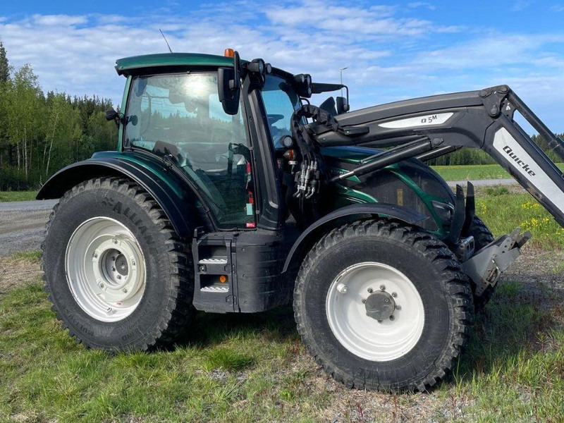 Valtra N154E Versu SmartTouch MR19 Valtra N154E Versu SmartTouch MR19 med frontlastare Quicke Q5M - Trator: foto 4 Valtra N154E Versu SmartTouch MR19 Valtra N154E Versu SmartTouch MR19 med frontlastare Quicke Q5M - Trator: foto 4