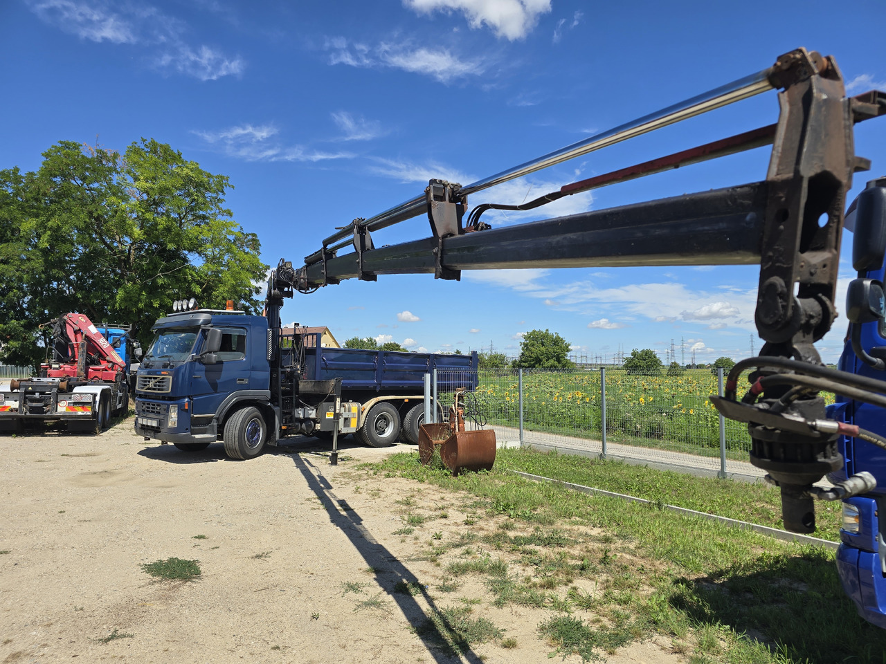 VOLVO FM 420 6X4 / KIPPER / CRANE HMF 1823 K4 - Camião basculante, Camião grua: foto 4 VOLVO FM 420 6X4 / KIPPER / CRANE HMF 1823 K4 - Camião basculante, Camião grua: foto 4