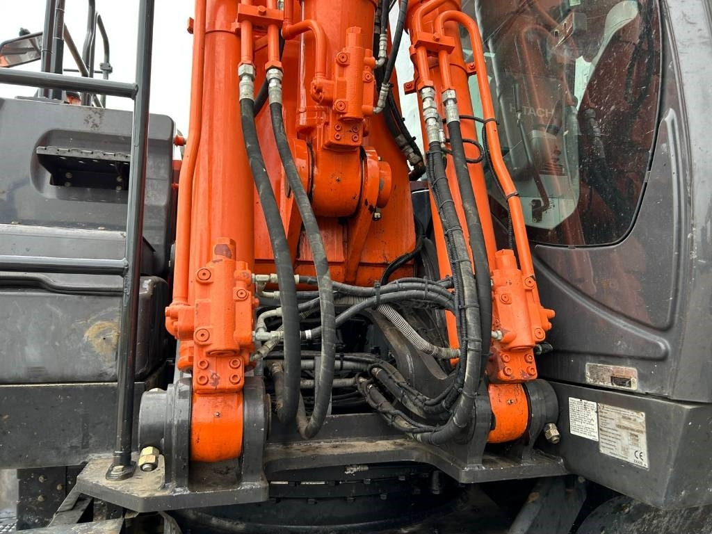 Escavadeira de rodas Hitachi ZX220W-5B: foto 25