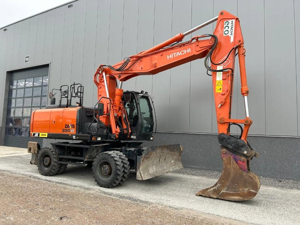 Escavadeira de rodas Hitachi ZX220W-5B: foto 6