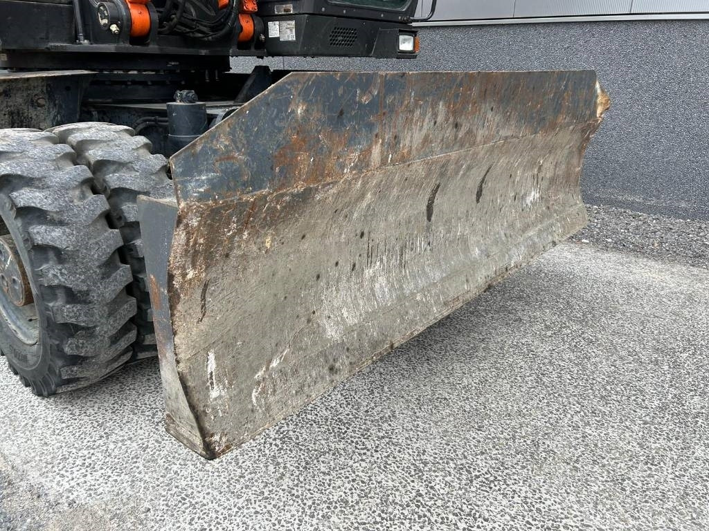 Escavadeira de rodas Hitachi ZX220W-5B: foto 22