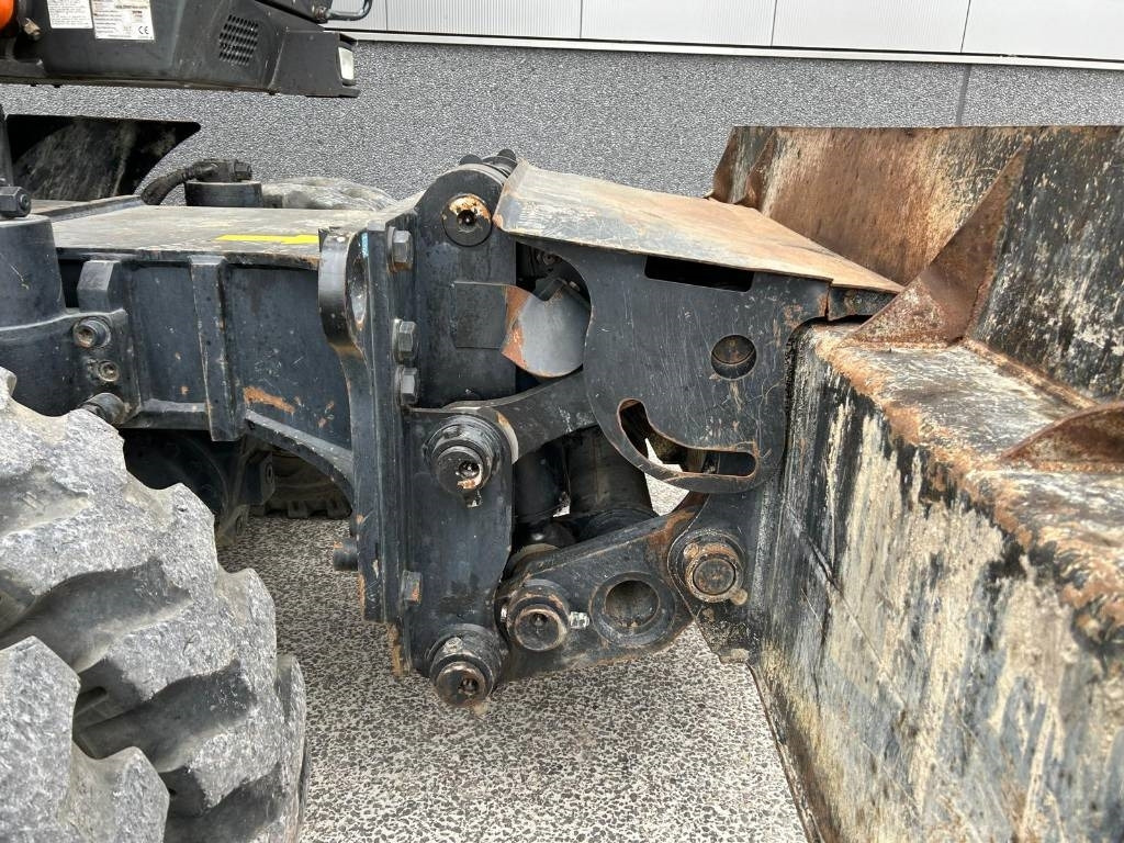 Escavadeira de rodas Hitachi ZX220W-5B: foto 23