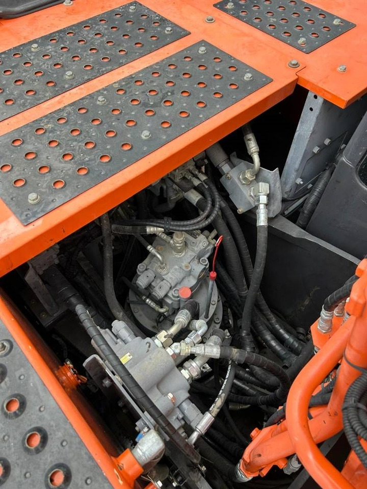Escavadeira de rodas Hitachi ZX220W-5B: foto 26