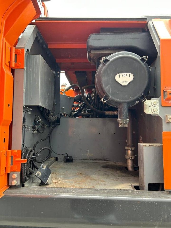 Escavadeira de rodas Hitachi ZX220W-5B: foto 19
