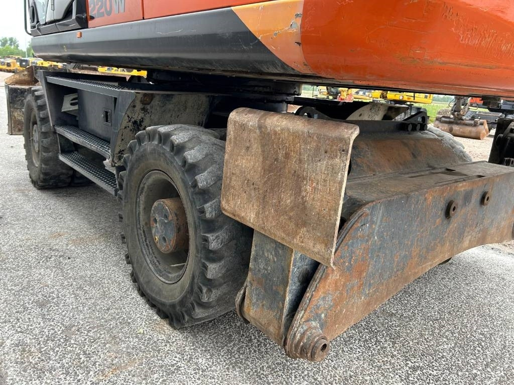 Escavadeira de rodas Hitachi ZX220W-5B: foto 21