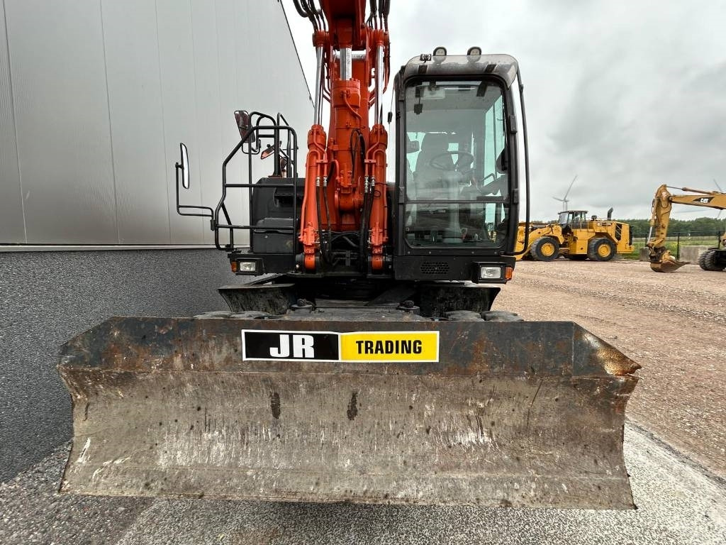 Escavadeira de rodas Hitachi ZX220W-5B: foto 7