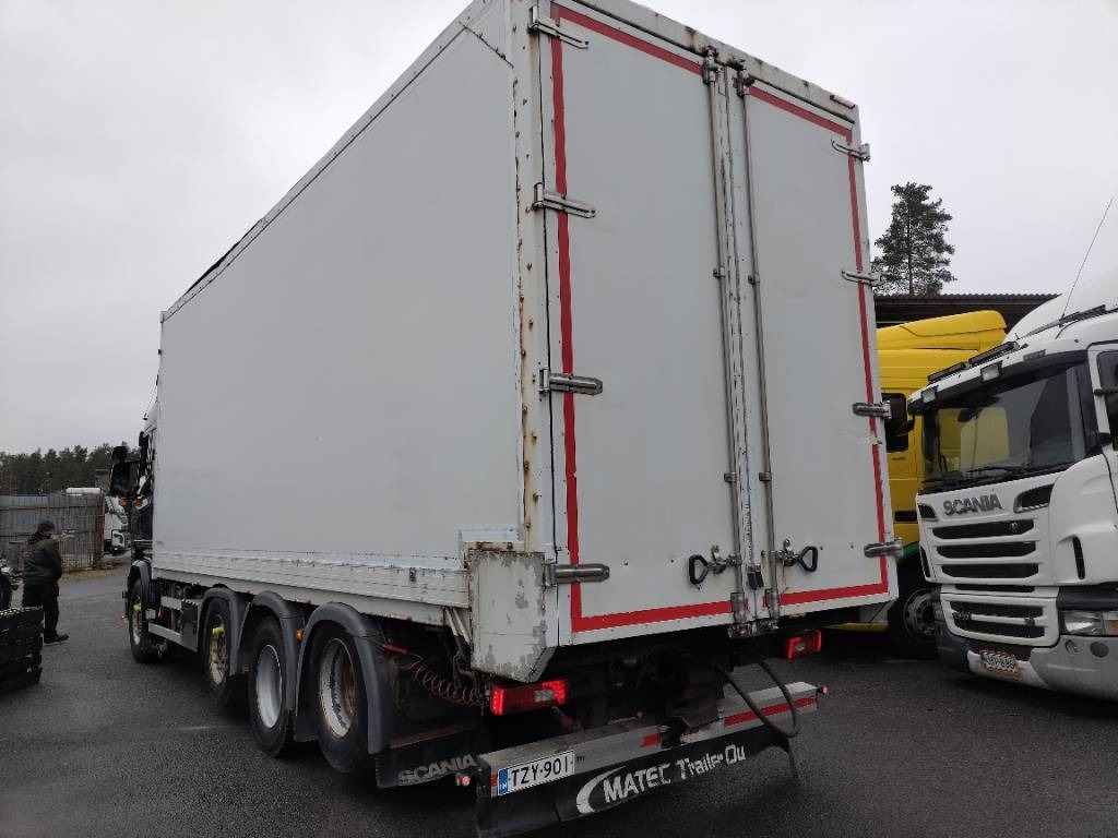 Scania R 580 8x2 ketjupurku kori 50mottia - Camião furgão: foto 4 Scania R 580 8x2 ketjupurku kori 50mottia - Camião furgão: foto 4