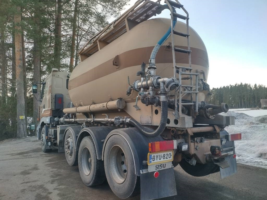 Sisu E14 8x2 kippipainepytty+kompura - Caminhão tanque: foto 4 Sisu E14 8x2 kippipainepytty+kompura - Caminhão tanque: foto 4