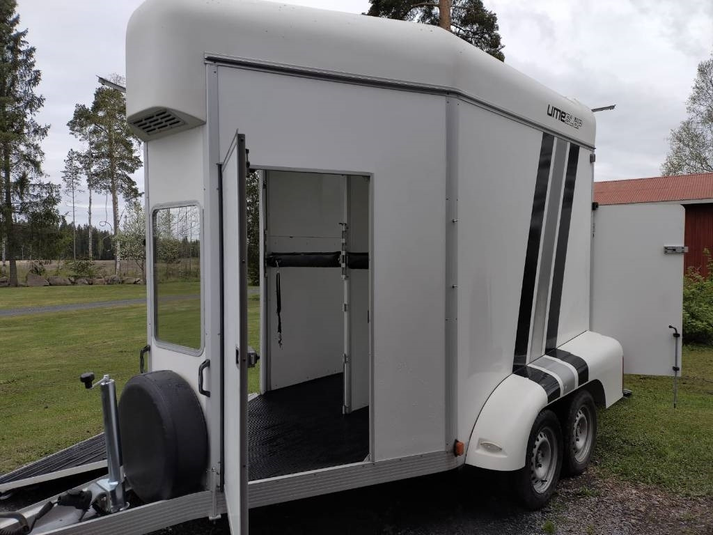 Umeå A45 Hevostraileri, etupurku - Reboque transporte de gado: foto 3 Umeå A45 Hevostraileri, etupurku - Reboque transporte de gado: foto 3