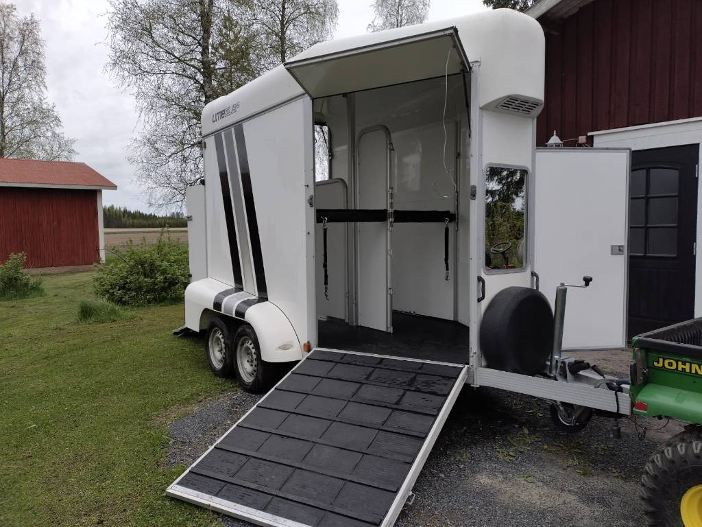 Umeå A45 Hevostraileri, etupurku - Reboque transporte de gado: foto 1 Umeå A45 Hevostraileri, etupurku - Reboque transporte de gado: foto 1