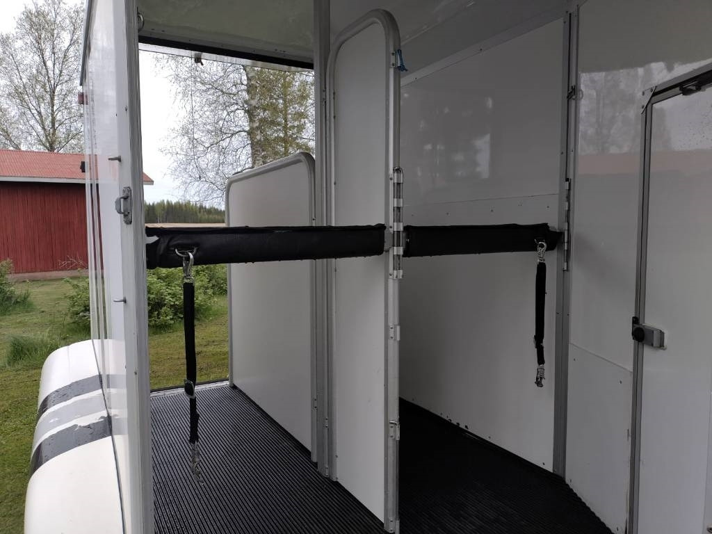 Umeå A45 Hevostraileri, etupurku - Reboque transporte de gado: foto 5 Umeå A45 Hevostraileri, etupurku - Reboque transporte de gado: foto 5