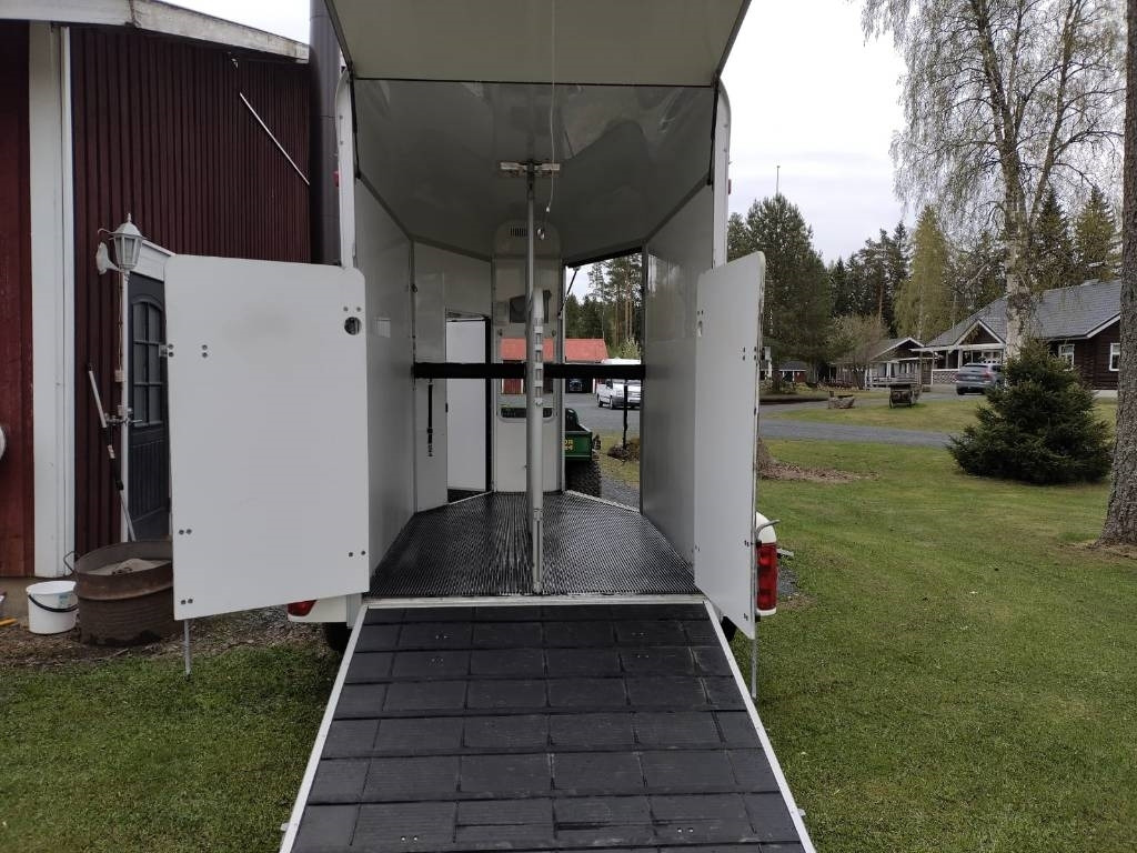 Umeå A45 Hevostraileri, etupurku - Reboque transporte de gado: foto 2 Umeå A45 Hevostraileri, etupurku - Reboque transporte de gado: foto 2