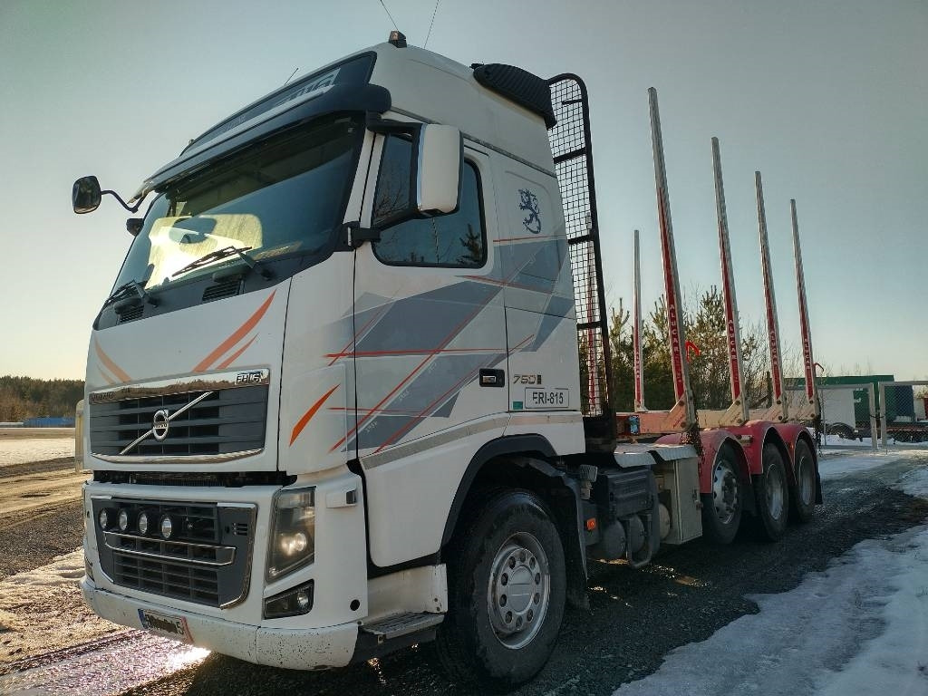 Volvo FH750 puuvarustus, napaperät,trippeli - Camião de transporte de madeira: foto 1 Volvo FH750 puuvarustus, napaperät,trippeli - Camião de transporte de madeira: foto 1