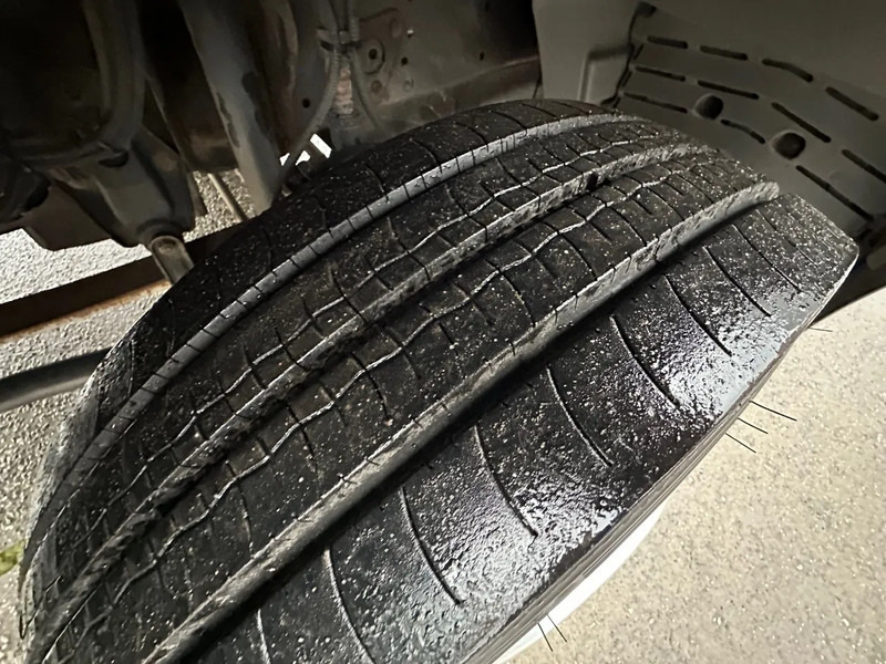 Mercedes-Benz Atego 815 / NL TRUCK / EURO 3 / LOW KM / BOX+LIFT / MANUAL / ANALOG TACHO - Camião furgão: foto 4 Mercedes-Benz Atego 815 / NL TRUCK / EURO 3 / LOW KM / BOX+LIFT / MANUAL / ANALOG TACHO - Camião furgão: foto 4