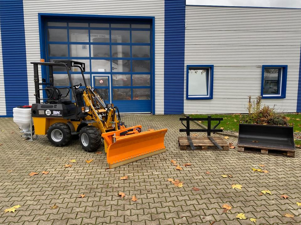 Radlader/Hoflader BK906 inkl. Winter-Komplettpaket *INKL.19% MWST.*BERGER KRAUS*PERKINS*EURO*SOFORT!* - Carregadora articulada: foto 1 Radlader/Hoflader BK906 inkl. Winter-Komplettpaket *INKL.19% MWST.*BERGER KRAUS*PERKINS*EURO*SOFORT!* - Carregadora articulada: foto 1