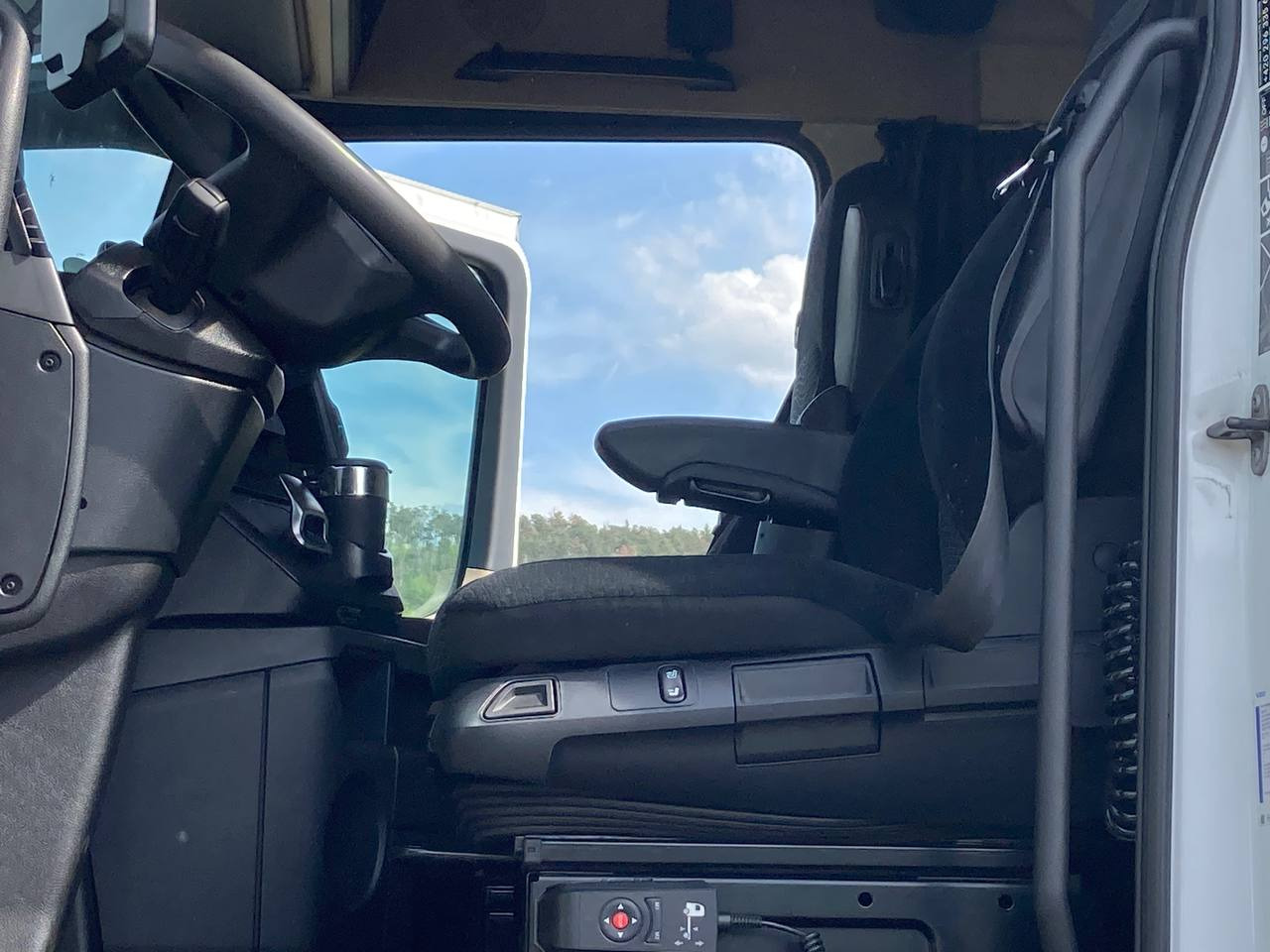 Fotografia de interior 1: Tractor Mercedes-Benz Actros 1845 LS 4x2 BigSpace