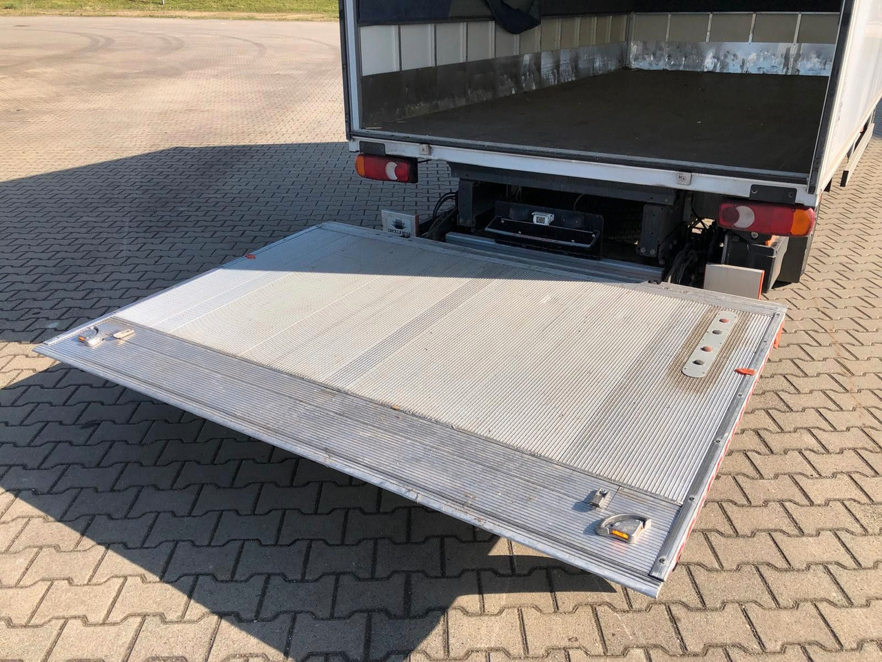 Renault MASTER RED 3.5T*LBW*Klima*4.2m*AUCH MIETE - Carrinha de contentor: foto 4 Renault MASTER RED 3.5T*LBW*Klima*4.2m*AUCH MIETE - Carrinha de contentor: foto 4