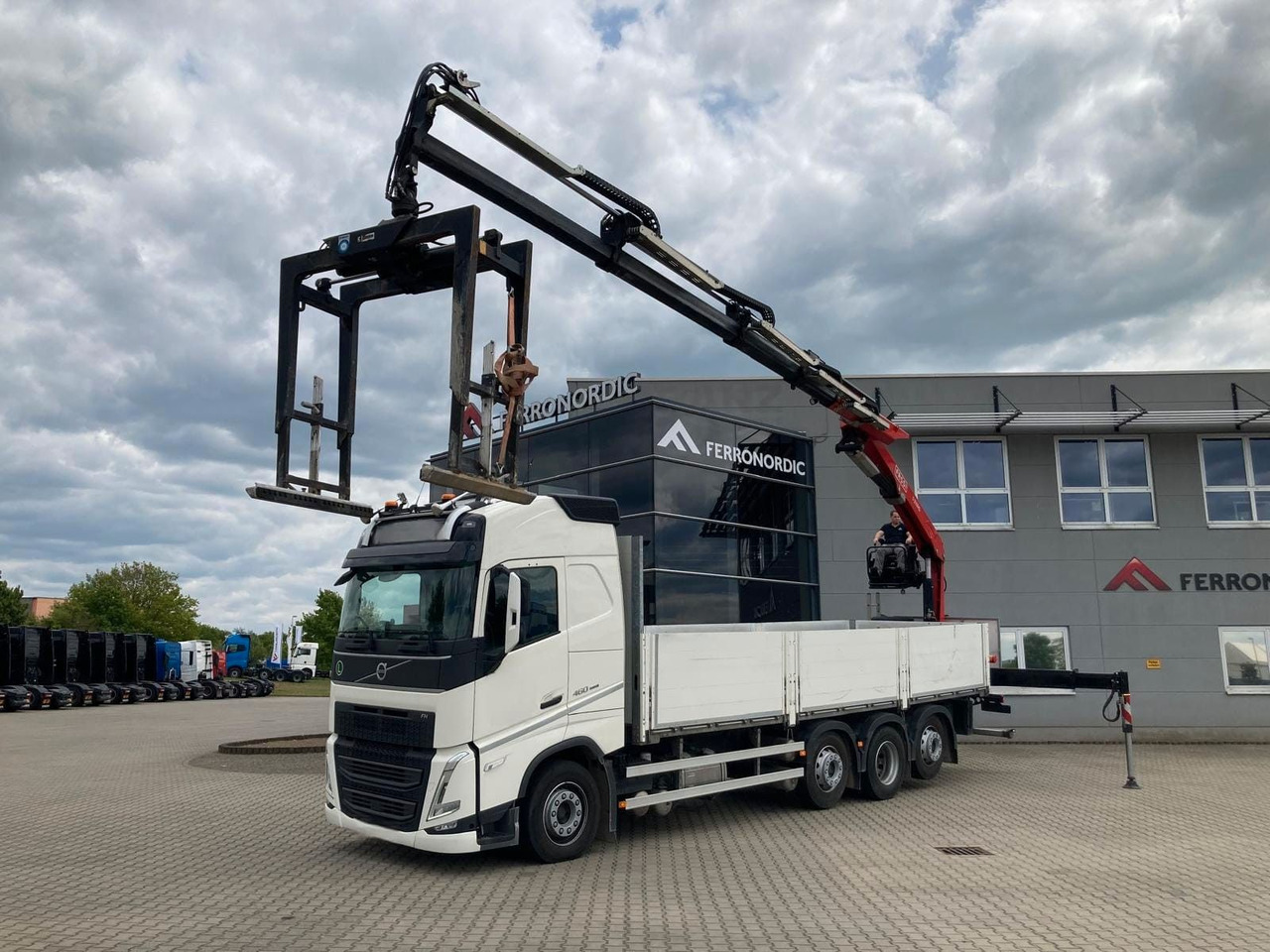 Volvo FH460 8x2 TRIDEM VLA&NLA gelenkt*FASSI F215AS.24 - Camião grua: foto 1 Volvo FH460 8x2 TRIDEM VLA&NLA gelenkt*FASSI F215AS.24 - Camião grua: foto 1