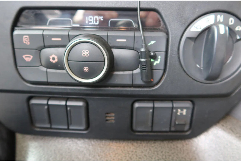 Camião furgão DAF CF 290 FA Bak+ klep Dhollandia 2000 kg: foto 6