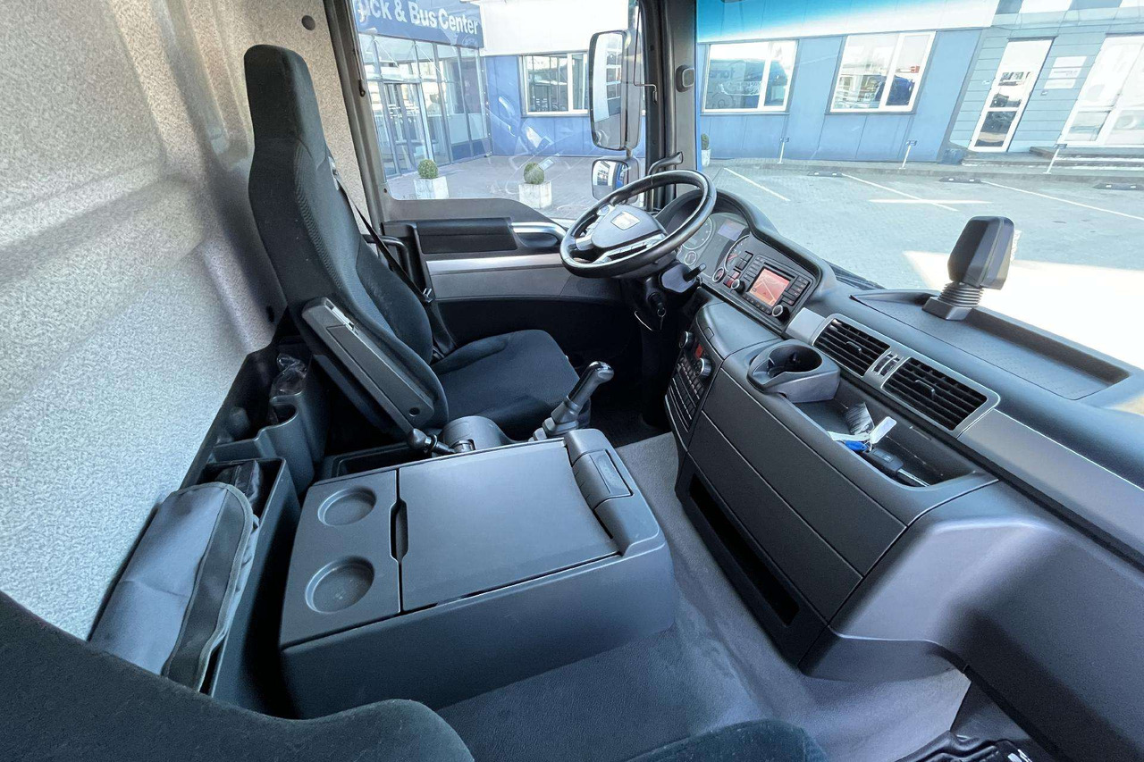 Fotografia de interior 1: Camião de lona MAN TGL 12.220 4X2 BL su liftu (8493)