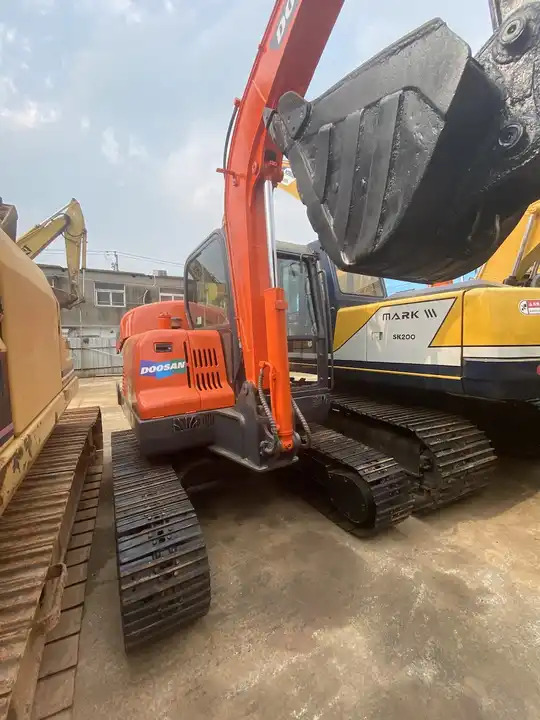 90% new Korea Doosan 6ton dx60 Used excavator in stock - Escavadora de rastos: foto 3 90% new Korea Doosan 6ton dx60 Used excavator in stock - Escavadora de rastos: foto 3