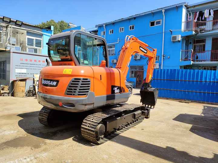 Awesome Performance Korea Imported Small Scale Used Doosan Dh60 Excavator in Shanghai - Escavadora de rastos: foto 3 Awesome Performance Korea Imported Small Scale Used Doosan Dh60 Excavator in Shanghai - Escavadora de rastos: foto 3