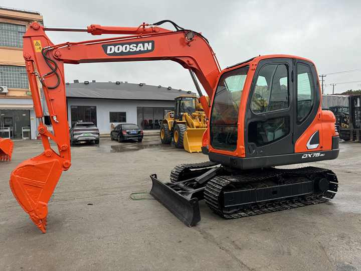 Doosan DX75-9C Used Excavator Crawler Second Hand Korean Engine DX75-9C Small Digger for Home or Farm - Escavadora de rastos: foto 4 Doosan DX75-9C Used Excavator Crawler Second Hand Korean Engine DX75-9C Small Digger for Home or Farm - Escavadora de rastos: foto 4