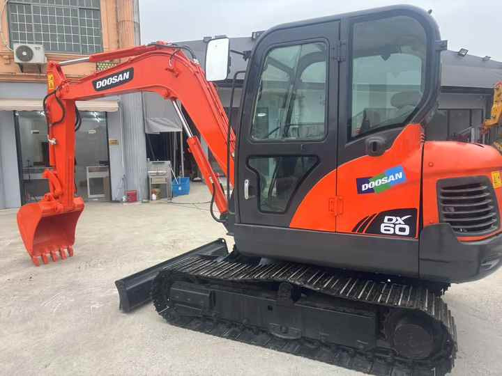 High Quality Hot Selling 6ton Second Hand Excavator Machine Mini Small Excavator DX60-9C Used Doosan Excavator for Sale DX60 - Escavadeira: foto 3 High Quality Hot Selling 6ton Second Hand Excavator Machine Mini Small Excavator DX60-9C Used Doosan Excavator for Sale DX60 - Escavadeira: foto 3