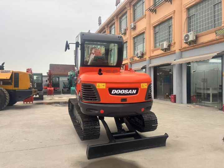 High Quality Hot Selling 6ton Second Hand Excavator Machine Mini Small Excavator DX60-9C Used Doosan Excavator for Sale DX60 - Escavadeira: foto 2 High Quality Hot Selling 6ton Second Hand Excavator Machine Mini Small Excavator DX60-9C Used Doosan Excavator for Sale DX60 - Escavadeira: foto 2