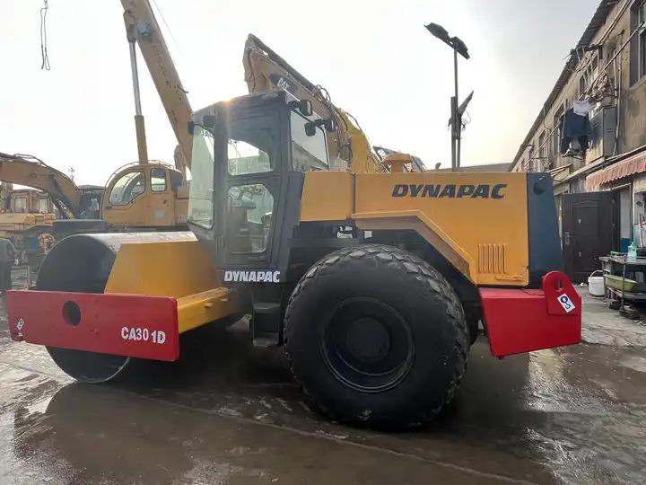Hot-Selling Used Dynapac Ca30d Road Roller In Stock Good Condition And Quality Assurance Low Price And Low Working Hours On Sale - Compactador de asfalto: foto 4 Hot-Selling Used Dynapac Ca30d Road Roller In Stock Good Condition And Quality Assurance Low Price And Low Working Hours On Sale - Compactador de asfalto: foto 4