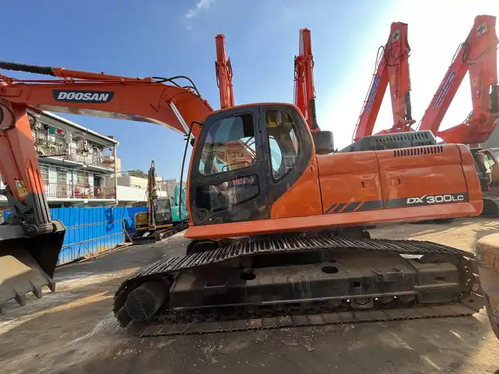 Low running hours Used Machinery Doosan300 dx300lc Hydraulic Crawler Backhoe Digger 30ton Used Excavator Doosan DX300LC - Escavadora de rastos: foto 3 Low running hours Used Machinery Doosan300 dx300lc Hydraulic Crawler Backhoe Digger 30ton Used Excavator Doosan DX300LC - Escavadora de rastos: foto 3