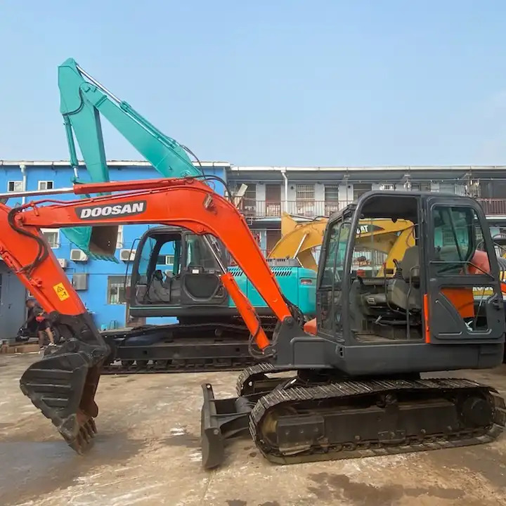 ON SALE Doosan 6ton dx60 Used excavator on sale in stock - Escavadora de rastos: foto 1 ON SALE Doosan 6ton dx60 Used excavator on sale in stock - Escavadora de rastos: foto 1