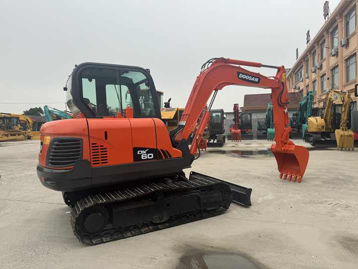Original Top Sale High Performance Slightly Used Doosan Dx60 Dx75 Dx80 Tracked Excavator for Landscaping in Shanghai - Escavadora de rastos: foto 5 Original Top Sale High Performance Slightly Used Doosan Dx60 Dx75 Dx80 Tracked Excavator for Landscaping in Shanghai - Escavadora de rastos: foto 5