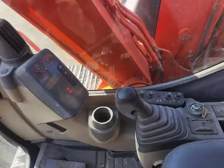 Original Used Excavator Made In Japan Tata Hitachi Zx60 Heavy Equipment 6 Tons 90% New - Escavadora de rastos: foto 3 Original Used Excavator Made In Japan Tata Hitachi Zx60 Heavy Equipment 6 Tons 90% New - Escavadora de rastos: foto 3