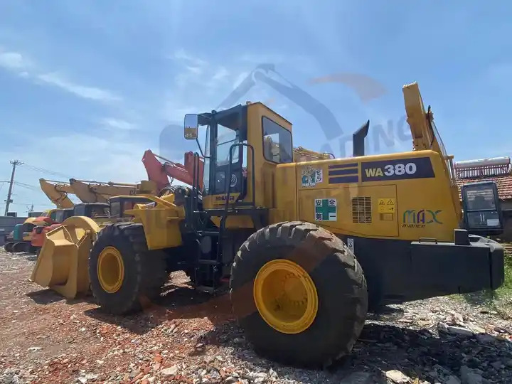 Second Hand Japan Made Komatsu Wa380-3 Front Loader Used Original Painting Komatsu Wa 380-3 in Stock for Sale - Pá carregadora de rodas: foto 3 Second Hand Japan Made Komatsu Wa380-3 Front Loader Used Original Painting Komatsu Wa 380-3 in Stock for Sale - Pá carregadora de rodas: foto 3