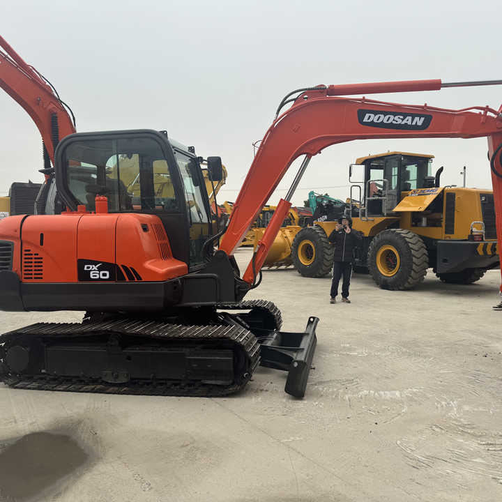 Top Grade in Stock Doosan DX60 Used 6 Ton Hydraulic Crawler Excavator Digger High Quality Factory Price Used 6 Ton - Escavadora de rastos: foto 1 Top Grade in Stock Doosan DX60 Used 6 Ton Hydraulic Crawler Excavator Digger High Quality Factory Price Used 6 Ton - Escavadora de rastos: foto 1