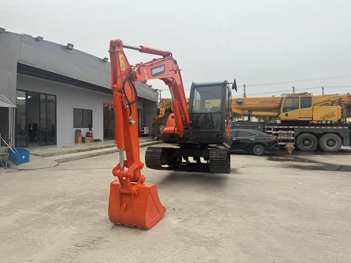 Top Grade in Stock Doosan DX60 Used 6 Ton Hydraulic Crawler Excavator Digger High Quality Factory Price Used 6 Ton - Escavadora de rastos: foto 5 Top Grade in Stock Doosan DX60 Used 6 Ton Hydraulic Crawler Excavator Digger High Quality Factory Price Used 6 Ton - Escavadora de rastos: foto 5