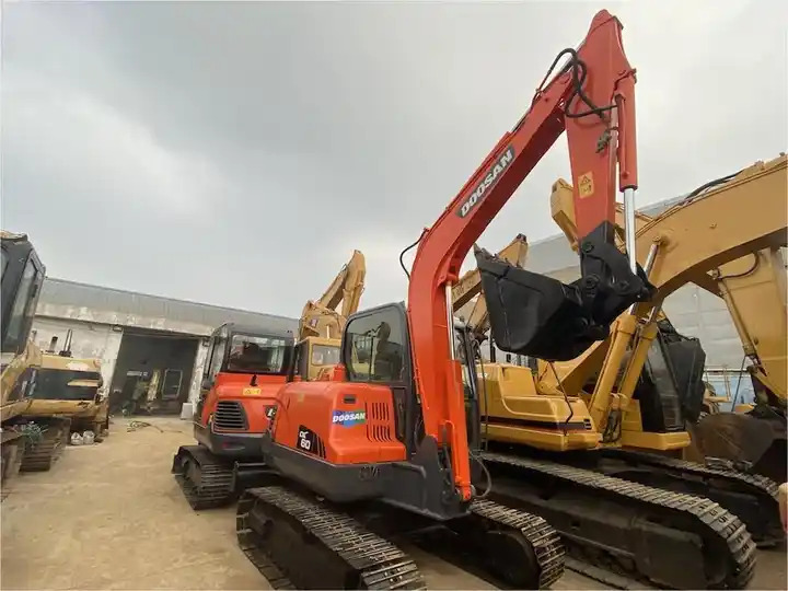 Used Doosan 6ton dx60 dx55 dx75 excavator made in Korea - Escavadora de rastos: foto 3 Used Doosan 6ton dx60 dx55 dx75 excavator made in Korea - Escavadora de rastos: foto 3