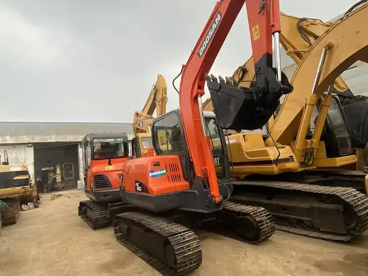 Used Doosan 6ton dx60 dx55 dx75 excavator made in Korea - Escavadora de rastos: foto 4 Used Doosan 6ton dx60 dx55 dx75 excavator made in Korea - Escavadora de rastos: foto 4